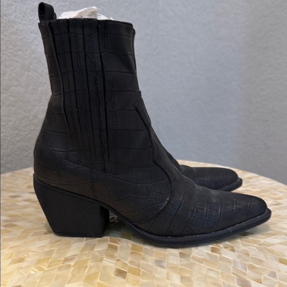Blackish brown Croc-Embossed Ankle leather Boots size 6.5